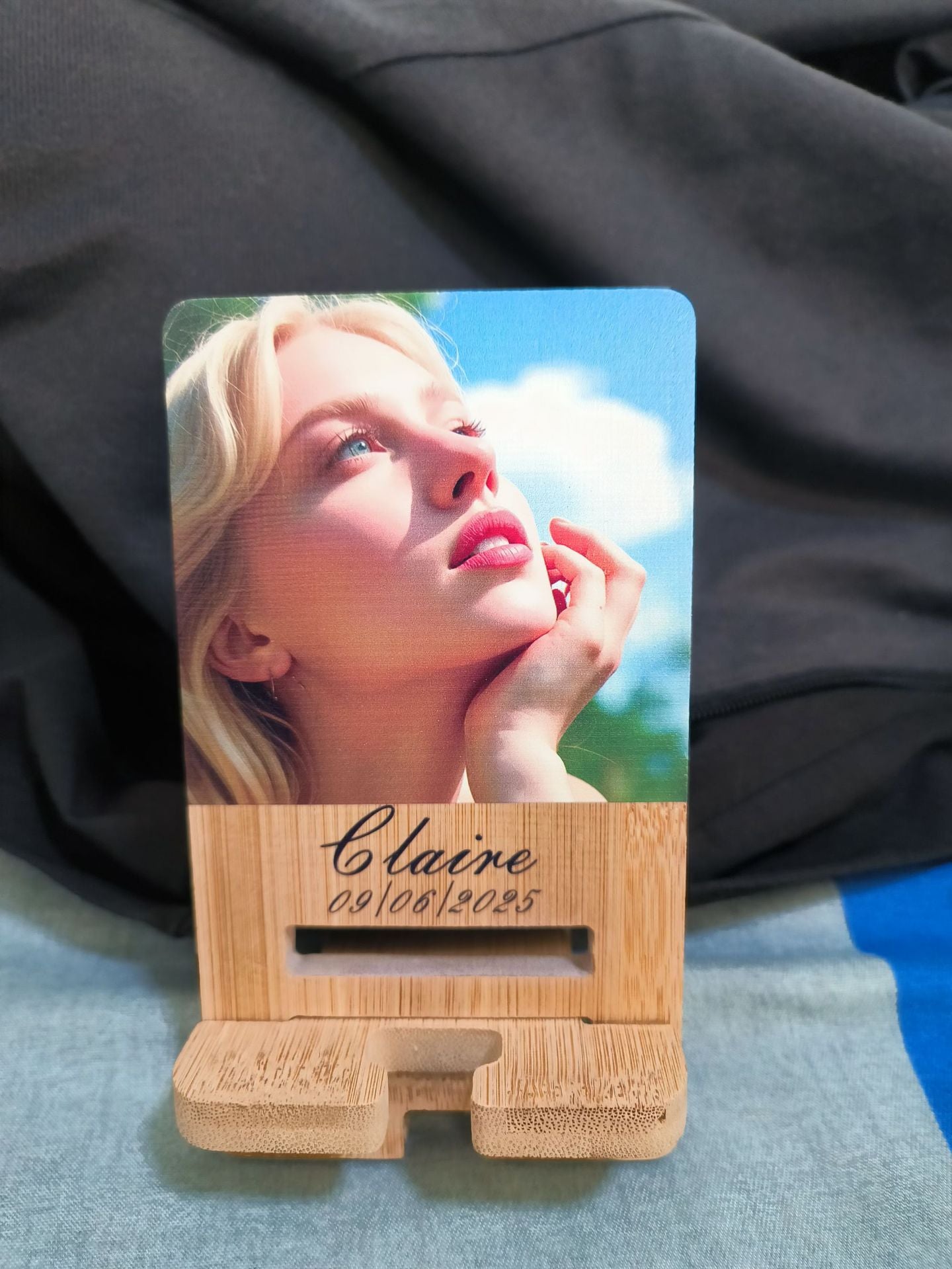 Personalized Bamboo Phone Stand – Custom Photo & Text Engraved Gift for Lovers, Parents (Christmas/Mother's Day/Father's Day Commemoration, Eco-Friendly)