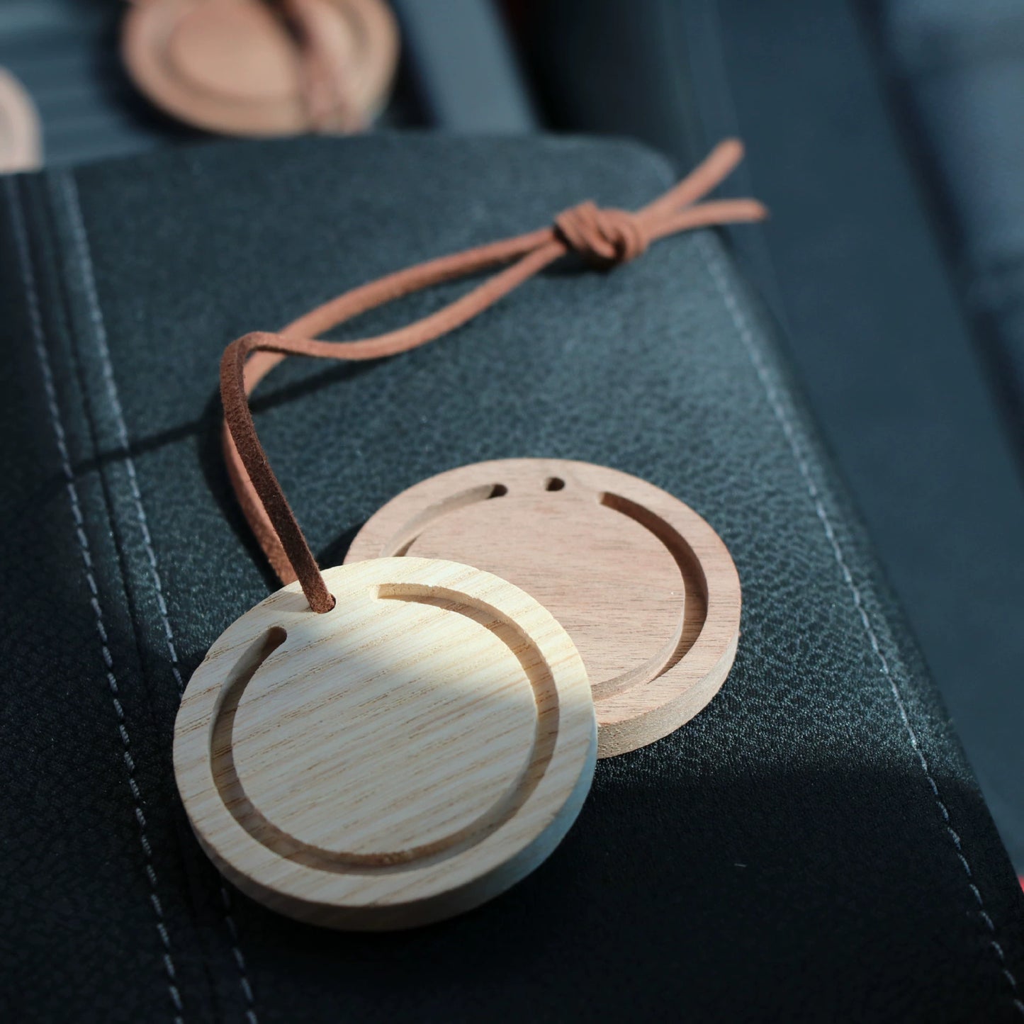 Personalized Walnut Wood Aromatherapy Pendant – Engravable Essential Oil Diffuser for Car & Backpack, Luxury Handmade Perfume Gift (Solid Wood, Free Engraving)